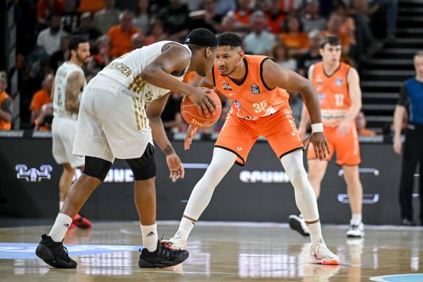 秦伟搏和刘 秦伟搏和刘